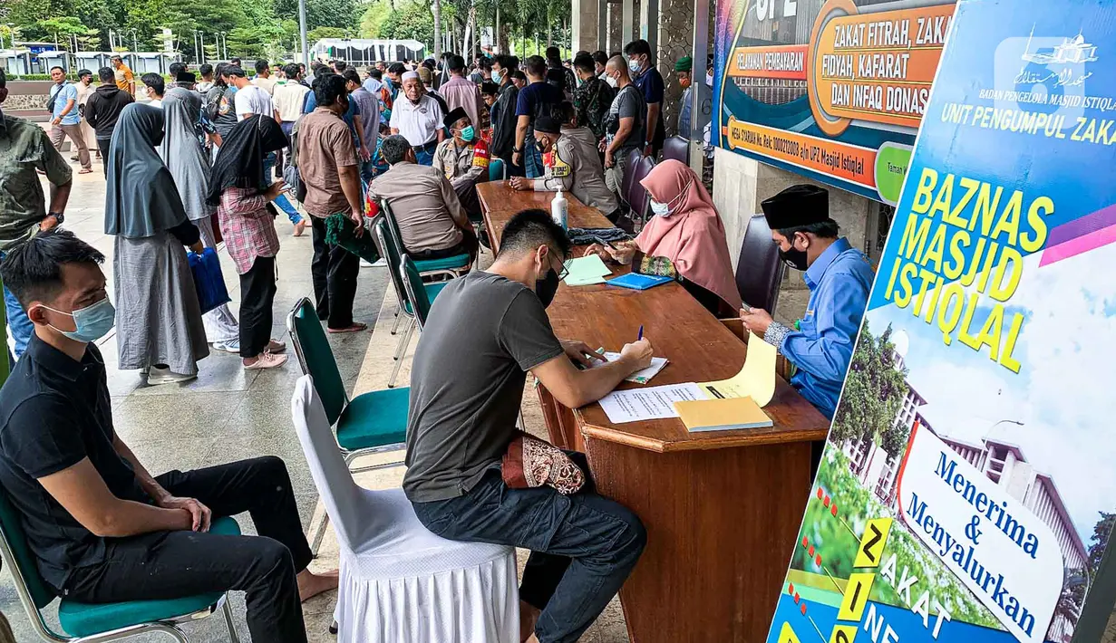 <p>Sejumlah umat muslim antre untuk membayar zakat fitrah di Masjid Istiqlal, Jakarta, Jumat (29/4/2022). Panitia Zakat Masjid Istiqlal mulai membuka layanan pembayaran zakat fitrah dengan pembayaran senilai Rp 50 ribu atau 3,5 liter beras. (Liputan6.com/Faizal Fanani)</p>