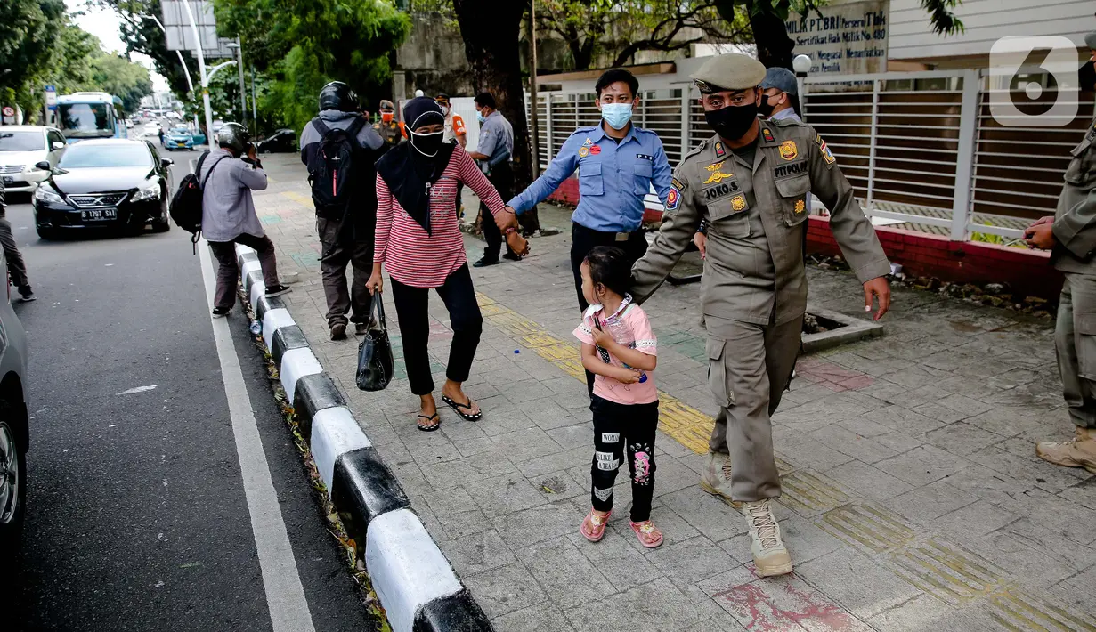 Petugas Suku Dinas Sosial dan Satpol PP Jakarta Selatan merazia warga di kawasan Bulungan, Jakarta, Rabu (24/3/2021). Razia Penyandang Masalah Kesejahteraan Sosial (PMKS) dilakukan untuk ketertiban lingkungan dan terciptanya Ibu Kota yang bebas dari PMKS. (Liputan6.com/Faizal Fanani)
