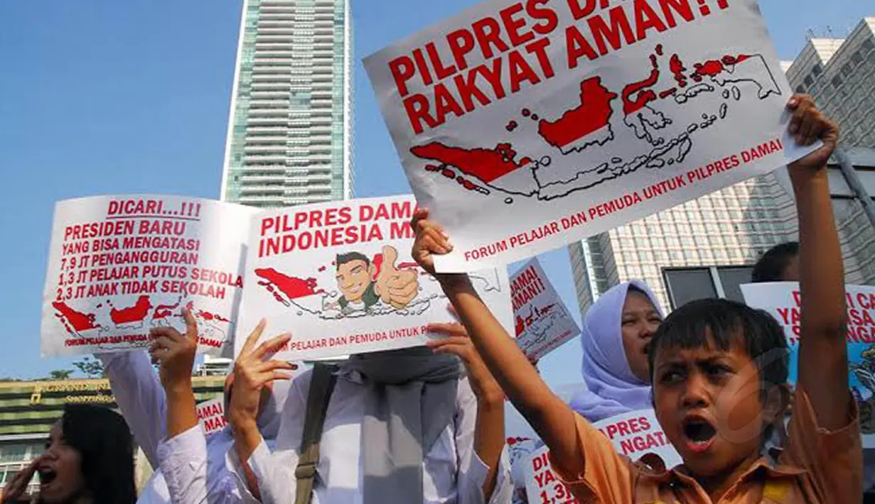 Puluhan pelajar itu datang melakukan aksi unjuk rasa sekaligus menyerukan Pilpres damai (Liputan6.com/Miftahul Hayat)