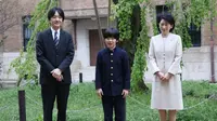 Polsi menyelidiki seorang pria yang diduga menaruh dua pisau berwarna merah muda di meja sekolah Pangeran Hisahito (tengah). Di gambar ini, Hisahito berdiri bersama orangtuanya: Pangeran Akishino dan Putri Kiko. (Foto AFP / KOJI SASAHARA)