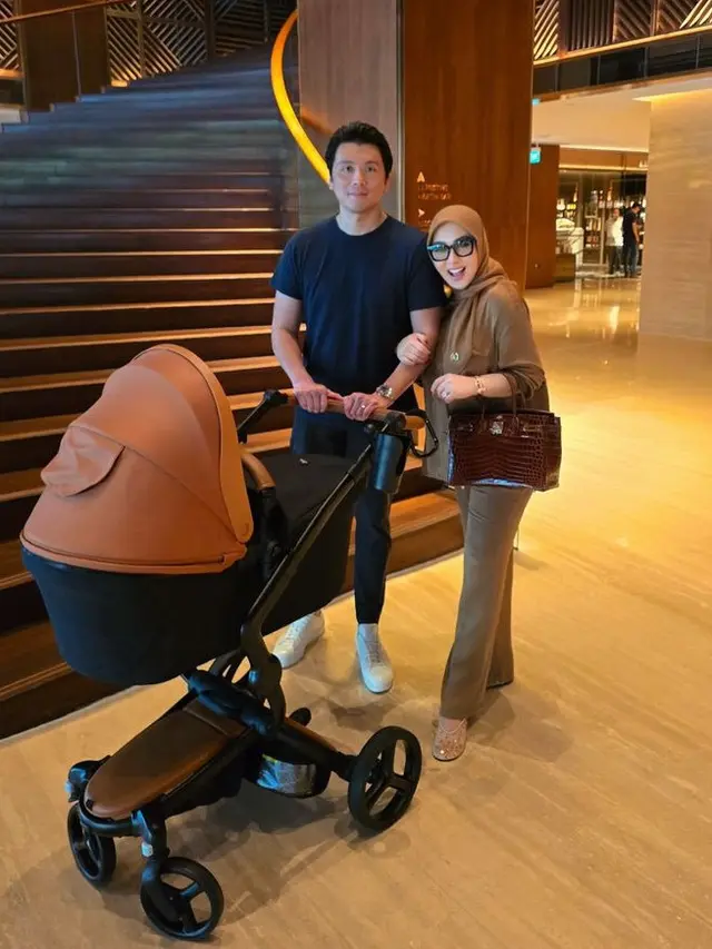 Syahrini Momong Putrinya yang Sudah Berusia Satu Bulan. [@princessyahrini]