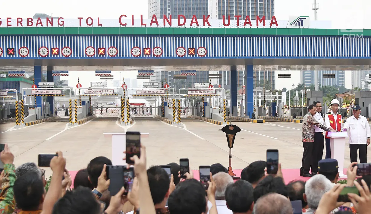 Presiden Joko Widodo bersama Menteri PUPR Basuki Hadimuljono, Gubernur DKI Jakarta Anies Baswedan dan Direktur Utama BEI Tito Sulistio menekan tombol pada peresmian jalan tol Depok-Antasari seksi 1 di Jakarta, Kamis (27/9). (Liputan6.com/Herman Zakharia)