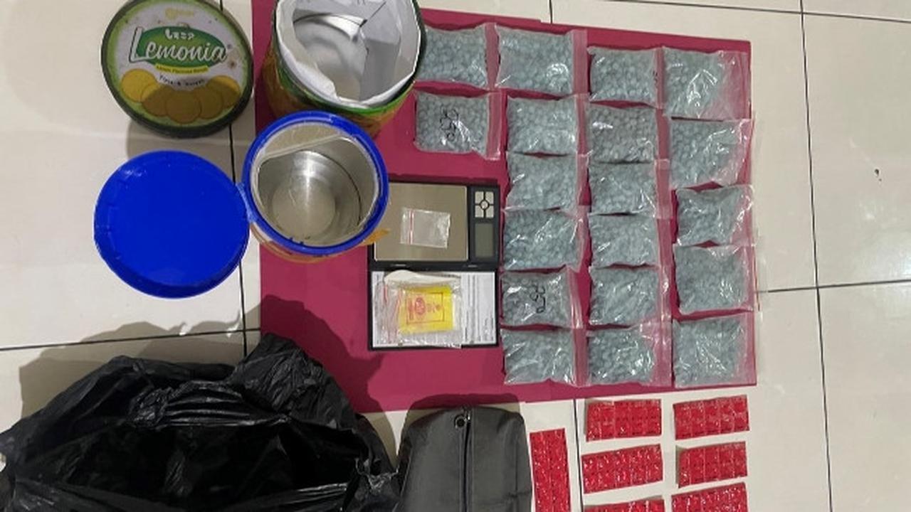 Barang bukti tindak pidana narkoba berupa pil ekstasi serta tindak pidana psikotropika sitaan Polda Riau.