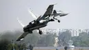 Sukhoi Su-30MKI Angkatan Udara India lepas landas saat peresmian Aero India 2023 di pangkalan udara Yelahanka, Bengaluru, India, Senin (13/2/2023). Aero India adalah acara dua tahunan dengan demonstrasi terbang oleh tim pengganti dan militer serta paviliun komersial tempat perusahaan penerbangan memamerkan produk dan teknologi mereka. (AP Photo/Aijaz Rahi)