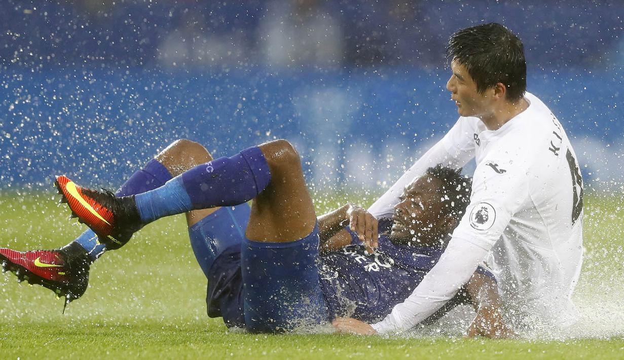 5. Striker Leicester, Ahmed Musa, dijatuhkan gelandang Swansea, Ki Sung Yueng, saat laga Premier League di Stadion King Power, Leicester, Inggris, Sabtu (27/8/2016). (Reuters/Carl Recine)