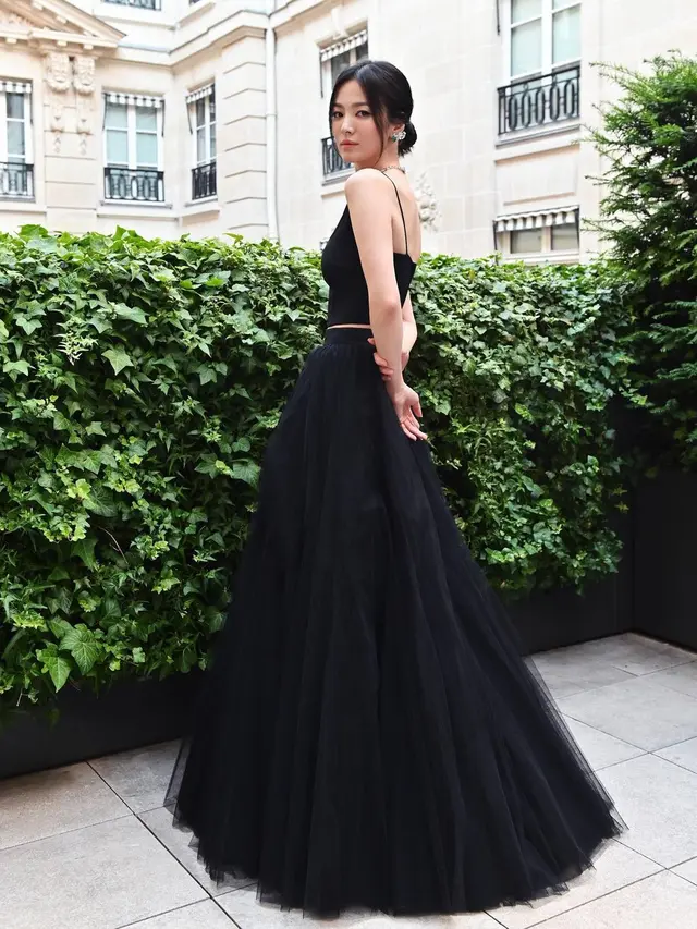 Detail Kalung dan Anting Mahal Song Hye Kyo yang Pancarkan Pesona Princess di Paris