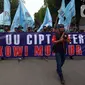 Buruh melakukan aksi unjuk rasa di kawasan Patung Kuda, Jakarta, Rabu (10/11/2021). Buruh menuntut pemerintah untuk mencabut UU Cipta Kerja dan meminta Presiden Joko Widodo atau Jokowi untuk mundur. (merdeka.com/Imam Buhori)