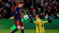 Pemain Barcelona, Lionel Messi, saat mencetak gol dengan menaklukkan kiper AS Roma, Wojciech Szczesny, dalam laga Grup E Liga Champions di Stadion Camp Nou, Barcelona, Rabu (25/11/2015) dini hari WIB. (AFP Photo/Josep Lago)