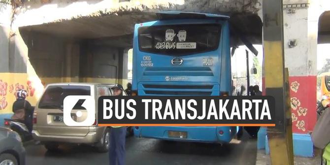 VIDEO: Sopir Lalai, Transjakarta Nyangkut di Jembatan Kereta Api