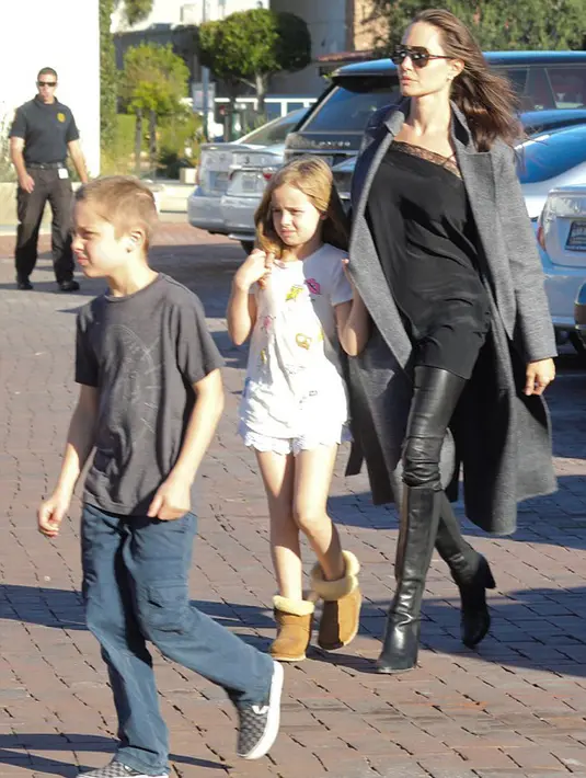 Knox, sebagai anak laki-laki yang mendampingi ibu dan saudara perempuannya saat itu bergaya santai. Dengan mengenakan celana jeans dan kaos berwarna gelap, serta sepatu canvas, Knox tampak cool berjalan bersama dua wanita itu. (doc.dailymail.com)