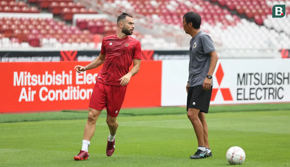 <p>Pemain Timnas Indonesia, Jordi Amat melakukan official training menjelang laga pertama Piala AFF 2022 melawan Kamboja yang berlangsung di Stadion Utama Gelora Bung Karno (SUGBK), Jakarta, Selasa (22/12/2022). (Bola.com/Bagaskara Lazuardi)</p>
