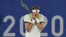 Petenis Jerman Alexander Zverev bereaksi setelah mengalahkan petenis Serbia Novak Djokovic pada babak semifinal tenis putra Olimpiade Tokyo 2020 di Tokyo, Jepang, Jumat (30/7/2021). (AP Photo/Patrick Semansky)