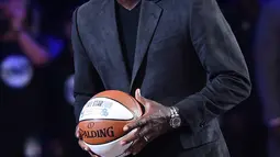 Michael Jordan tersenyum saat menghadiri NBA All-Star Game 2018 di Staples Center di Los Angeles, California, AS (18/2). Michael Jordan mendapat sorotan sepanjang pertandingan All-Star ke-67. (AFP Photo/Kevork Djansezian)