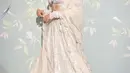 Sonam Kapoor Ahuja memilih sari dari Anamika Khanna berwarna perak dan putih dengan perhiasan mewah. [@sonamkapoor]