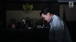 Terdakwa kasus dugaan korupsi e-KTP, Andi Agustinus alias Andi Narogong saat mengikuti sidang tuntutan di Pengadilan Tipikor, Jakarta, Kamis (7/12). Andi Narogong dituntut hukuman delapan tahun, denda satu milyar rupiah. (Liputan6.com/Helmi Fithriansyah)