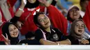 Sejumlah suporter wanita memberikan pose kepada fotografer ketika Timnas Indonesia U-23 saat melawan Turkmenistan pada Kualifikasi Piala Asia U-23 2024 di Stadion Manahan, Solo, Selasa (12/09/2023). (Bola.com/Areif Bagus)