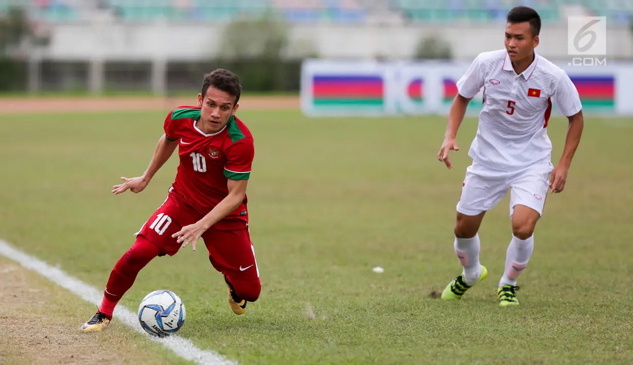 Pemain Timnas Indonesia U-19, Egy Maulana membawa bola saat melawan Vietnam pada laga AFF U-18 di Stadion Thuwunna, Yangon, Senin (11/9). Hingga peluit akhir, Indonesia tidak mampu mengejar kekalahah 3-0 dari Vietnam. (Liputan6.com/Yoppy Renato)