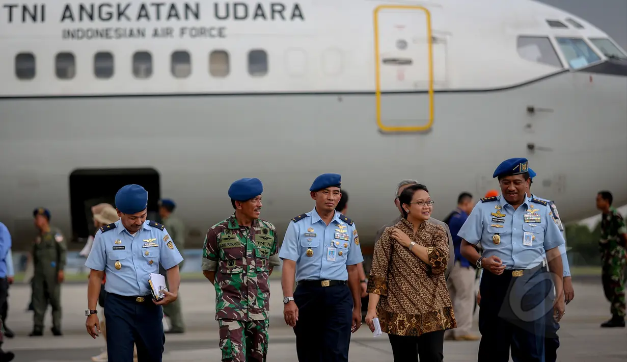 Menteri Luar Negeri Retno Marsudi (kedua kanan) usai melepas rombongan "Indonesia Peduli Nepal", Jakarta, Rabu (29/4/2015). Dalam rombongan pertama ini Indonesia mengirim 66 personel. (Liputan6.com/Faizal Fanani) 