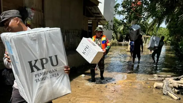 Distribusi logistik Pilkada Rohul oleh polisi dan TNI ke daerah rawan banjir.