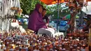 Pedagang menunggu pembeli saat berjualan pelita di Jalan Sam Ratulangi, Kota Gorontalo, Rabu (22/5/2019). Sejumlah pedagang menjual pelita dari botol bekas untuk menyambut perayaan Tumbilotohe atau malam pasang lampu yang digelar tiga hari menjelang Idul Fitri di Gorontalo. (Liputan6.com/Arfandi Ibr