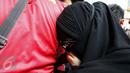 Artis AA menggunakan cadar saat tiba di Pengadilan Jakarta Selatan, Jakarta, Kamis (1/10/2015). Artis AA enggan berkomentar dan terus menutupi wajahnya. (Liputan6.com/Yoppy Renato)