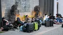 KBRI di Phnom Penh terus melakukan proses pendataan dan asesmen terhadap mereka. Tampak dalam foto, orang-orang berkumpul di depan Kedutaan Besar Republik Indonesia (KBRI) di Phnom Penh, Kamboja, pada Rabu 21 Januari 2026. (TANG CHHIN Sothy/AFP)
