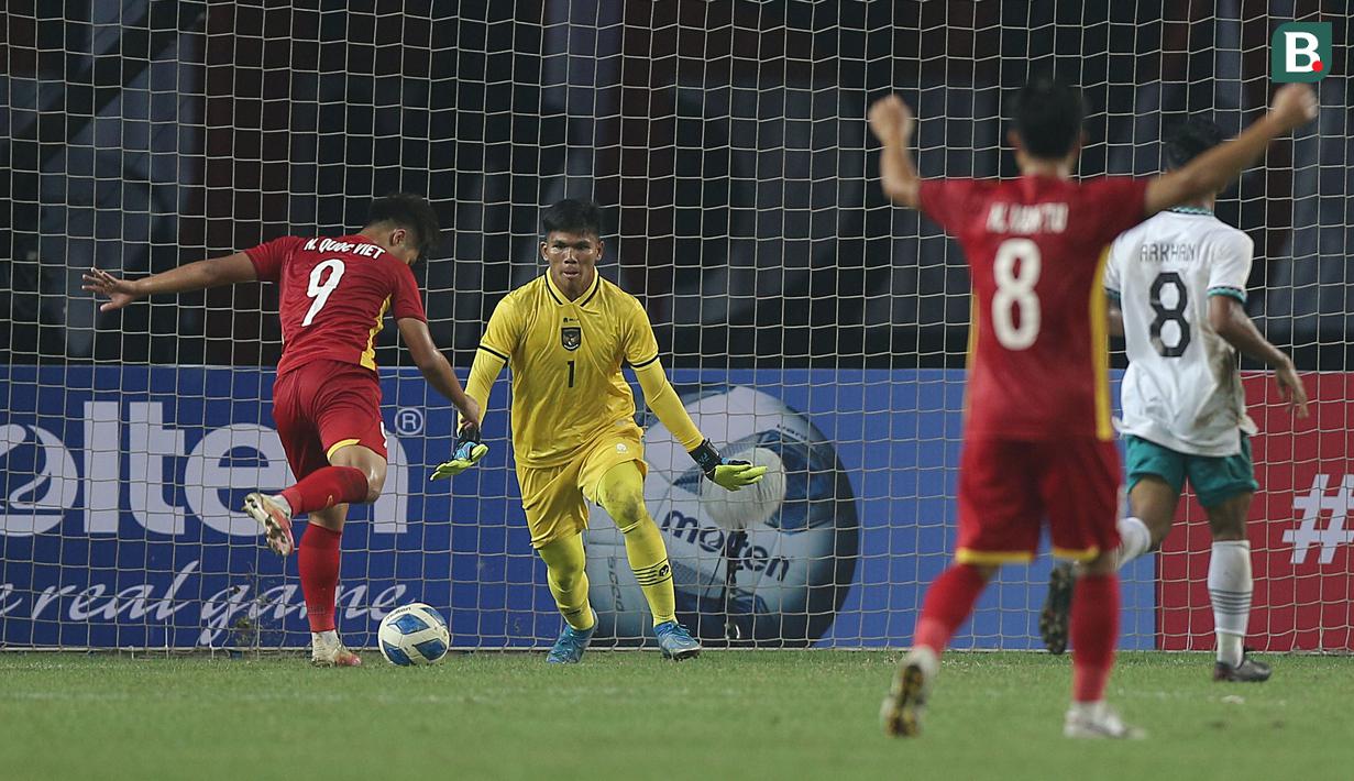 <p>Pemain Timnas Vietnam U-19, Nguyen Quoc Viet (kiri) berusaha menendang bola ke gawang Timnas Indonesia U-19 saat laga Grup A Piala AFF U-19 2022 antara Timnas Indonesia U-19 melawan Timnas Vietnam U-19 di Stadion Patriot Candrabhaga, Bekasi, Jawa Barat, Sabtu (02/07/2022). (Bola.com/Ikhwan Yanuar)</p>