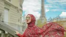 Selama di Paris, Dian Pelangi terlihat mengenakan padu-padan outfit warna cerah. (Instagram/dianpelangi).