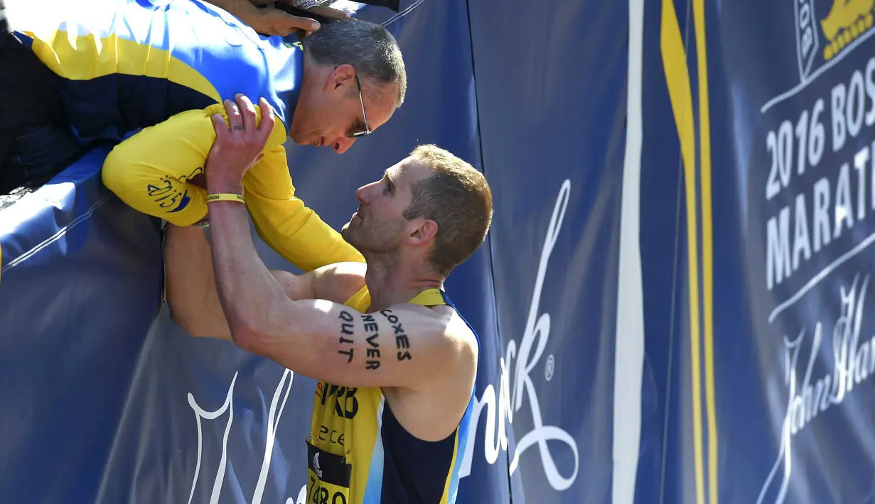 Matthew Cox dari Wels menyapa Bill Richard, ayah dari Martin Richard korban bom Boston 2013, Cox menyapa Bill usai melintasi garis finish pada ajang lari 120th Boston Marathon, Boston, Massachusetts , (18/4/2015). (REUTERS/Gretchen Ertl)