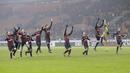 Para pemain AC Milan merayakan kemenangan 2-1 atas Torino sekaligus memastikan lolos ke perempat final pada laga Coppa Italia di San Siro stadium, Milan (12/1/2017). (AP/Antonio Calanni)