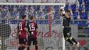 Kiper Cagliari, Alessio Cragno, menangkap bola saat melawan Juventus pada laga Serie A di Stadion Sardegna, Rabu (29/7/2020). Cagliari menang 2-0 atas Juventus. (Alessandro Tocco/Lapresse via AP)