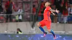 Gelandang Chile, Arturo Vidal melakukan selebrasi usai mencetak gol keduanya kegawang Peru pada Kualifikasi Piala Dunia 2018 di National Stadium, Chile (11/10). Arturo Vidal mencetak dua gol dan Chile menang atas Peru 2-1. (REUTERS/Rodrigo Garrido)