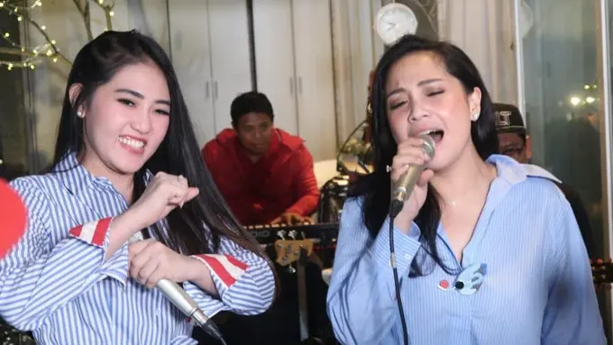 [Bintang] Duet Maut Nagita Slavina dan Via Vallen Bawakan Lagu Bernuansa Koplo
