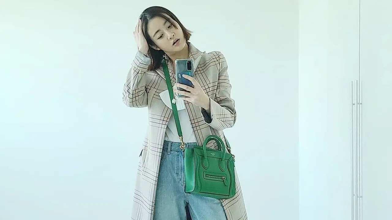 Tampilan kasual Kang Sora dengan rambut pendeknya