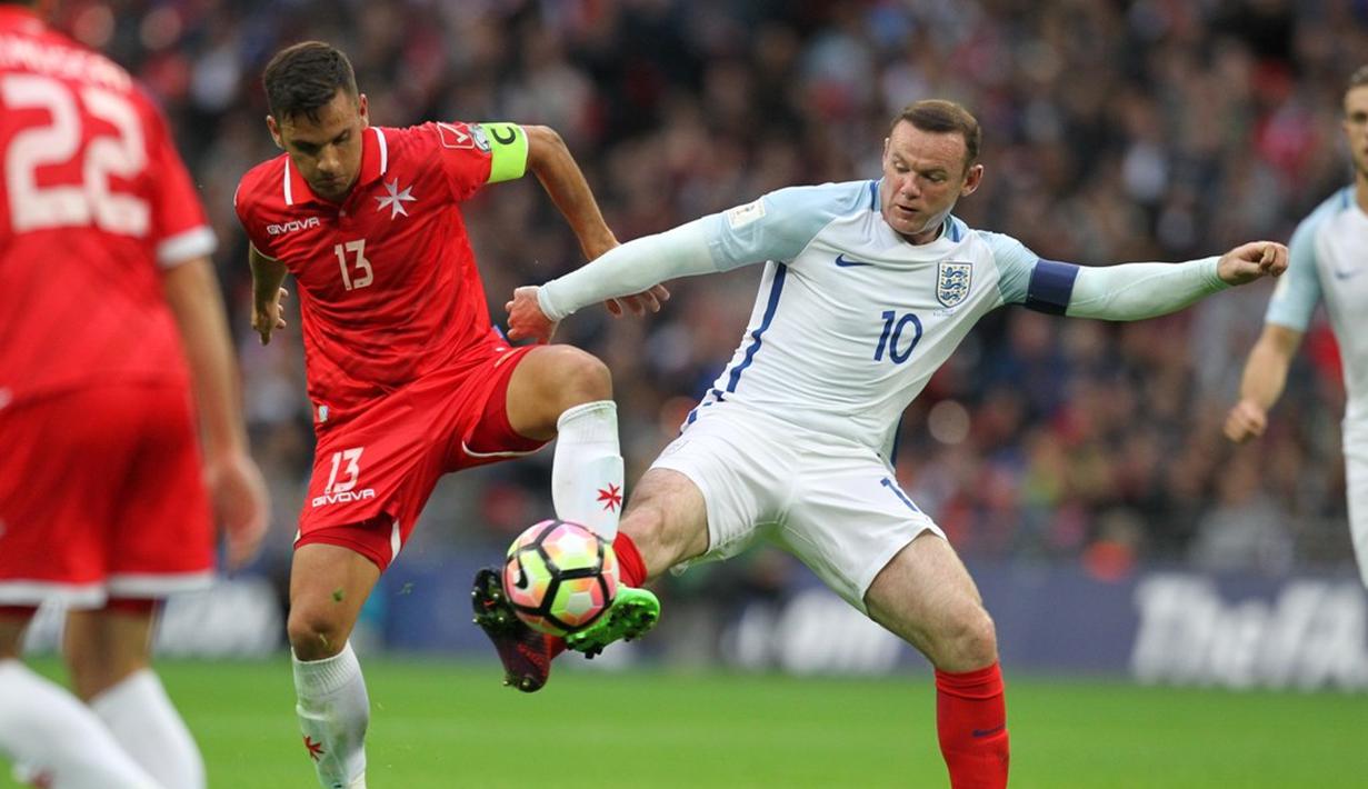 Kapten Inggris, Wayne Rooney (kanan), berebut bola dengan pemain Malta, Andre Schembri, pada laga Grup F kualifikasi Piala Dunia 2018 zona Eropa di Stadion Wembley, London, Sabtu (8/10/2016). (AFP/Ian Kington)