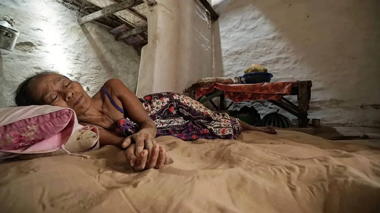 Unik, Tradisi Tidur di Atas Pasir Oleh Warga Madura