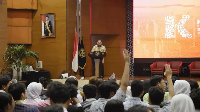 Menteri Koordinator Bidang Perekonomian Airlangga Hartarto memberikan sambutan mewakili Wakil Presiden Ma’ruf Amin di Kompetisi Ekonomi (KOMPek) ke-26 Fakultas Ekonomi dan Bisnis Universitas Indonesia, Selasa (30/1/2024). (Dok Kemenko Perekonomian)