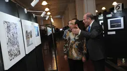 Menteri Perhubungan, Budi Karya Sumadi (kiri) melihat pameran foto Our Ocean pada perayaan Europe Day 2018 di Jakarta, Rabu (9/5). Selain Menhub, Menteri Luar Negeri Retno Marsudi turut hadir dalam acara tersebut. (Liputan6.com/Helmi Fithriansyah)