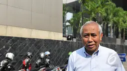 Mantan Deputi Penindakan KPK, Ade Raharja saat di Gedung KPK, Jakarta, Senin (18/5/2015). Sejumlah mantan pejabat dan penasihat mendatangi KPK terkait dengan ulang tahun plt Ketua KPK Taufiequrachman Ruki. (Liputan6.com/Herman Zakharia) 