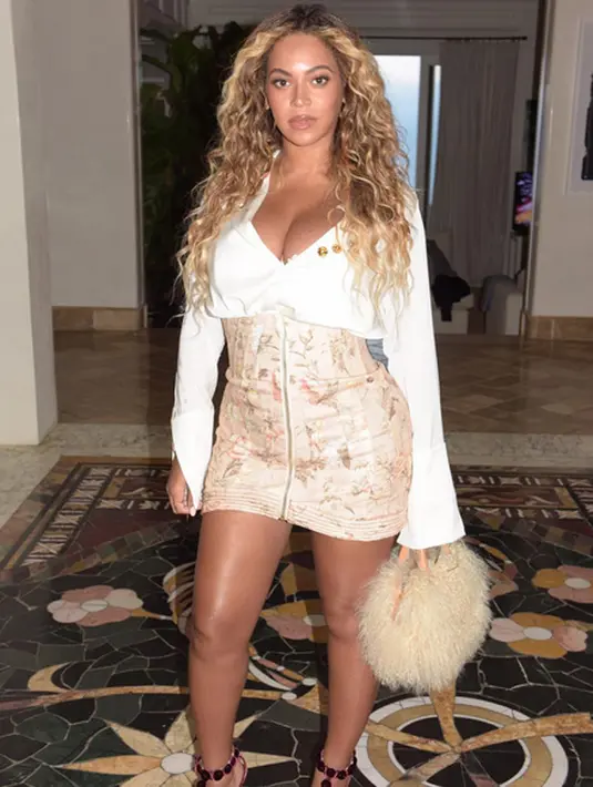 Sebulan merahasiakan wajah anak kembarnya, akhirnya Beyonce membuat publik memusatkan perhatian kepadanya dengan seketika. Lewat akun Instagramnya, Beyonce mengunggah fotonya yang sedang menggendong si kembar. (Instagram/Beyonce)