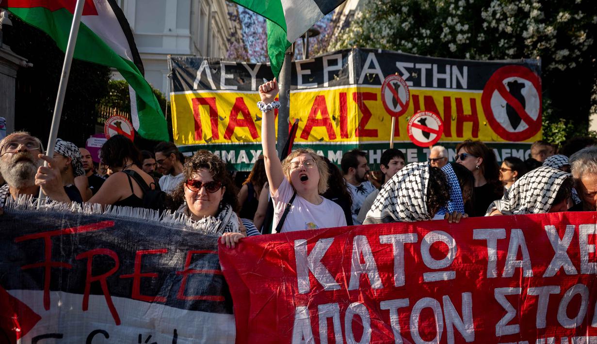 Warga menggelar aksi unjuk rasa menentang pencegatan Armada Solidaritas Global oleh Angkatan Laut Israel di luar Kementerian Luar Negeri, Athena, Yunani, pada 18 Mei 2026. (Aggelos NAKKAS/AFP)