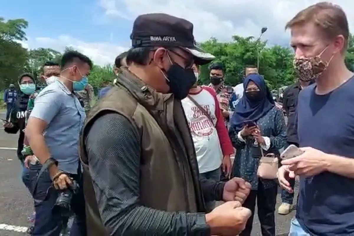 Wali Kota Bogor Bima Arya menemui rombongan WNA yang terjaring razia ganjil genap