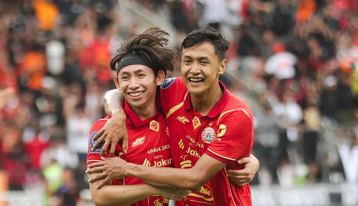 Selebrasi Arlyansyah Abdulmanan (kiri) bersama Dony Tri Pamungkas (kanan) usai berhasil mencetak gol ke gawang Persijap Jepara pada pekan ke-16 BRI Super League 2025/2026 di Stadion Utama Gelora Bung Karno (SUGBK), Jakarta Pusat, Sabtu (3/1/2026) sore WIB. (Bola.com/Abdul Aziz)