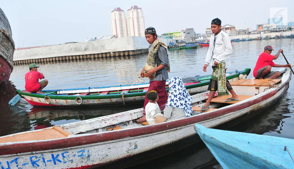 Umat muslim naik perahu menuju dermaga untuk menjalankan Salat Idul Adha 1438 H di kawasan Pelabuhan Sunda Kelapa, Jakarta, Jumat (1/9). Setelah menjalankan salat, umat muslim melakukan penyembelihan hewan kurban. (Liputan6.com/Helmi Afandi)