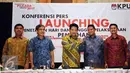 Ketua KPU Husnin Kamil Manik (tengah) bersalaman dengan Ketua Bawaslu Muhammad usai memberikan keterangan Pilkada Serentak 2017 di Jakarta, Senin (15/2/2016). Pilkada Serentak 2017 akan dilaksanakan Rabu 15 Februari 2017. (Liputan6.com/Helmi Fithriansyah)