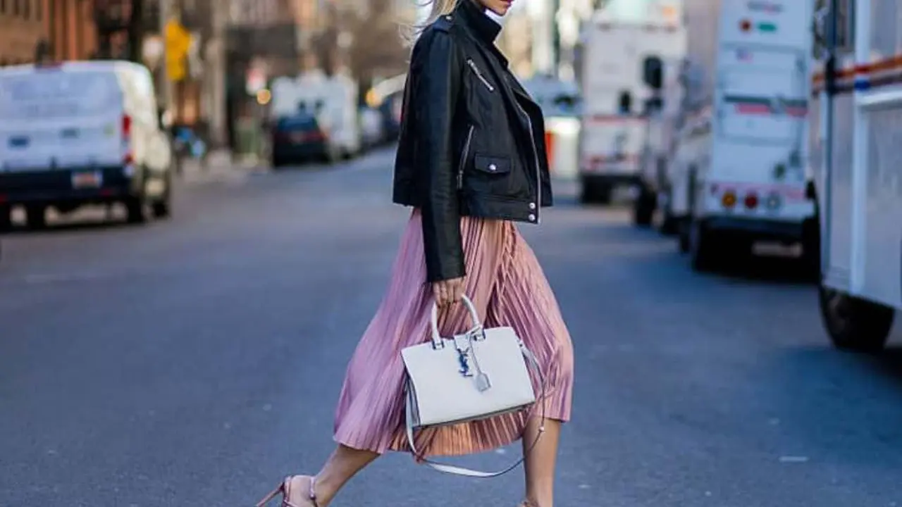 6 Style dengan Rok Midi yang Berhasil Bikin Kamu Kece Berat!