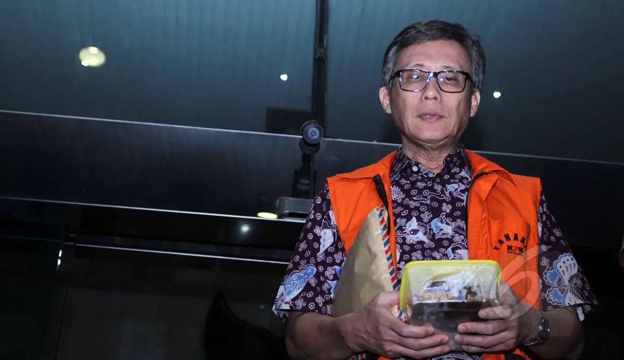 Direktur Utama PT Bursa Berjangka Jakarta (BBJ) Sherman Rana K keluar dengan baju tahanan usai diperiksa di KPK, Jakarta, Jumat (8/5/15). KPK menahan Sherman terkait kasus ke Badan Pengawas Perdagangan Berjangka Komoditi . (Liputan6.com/Helmi Afandi)