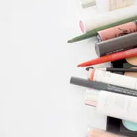 Jadwal yang padat dan mobilitas tinggi? Jangan khawatir, agar penampilan wajah tetap terlihat prima pastikan 8 produk makeup ini ada di dalam tas. (Photo by Diana Ruseva on Unsplash)