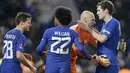 Kiper Chelsea, Willy Caballero merayakan kemenangan bersama rekan-rekannya saat melawan Norwich City pada laga babak ketiga Piala FA di Stamford Bridge, London, (17/1/2018). Chelsea menang lewat adu penalti 5-3. (AP/Alastair Grant)