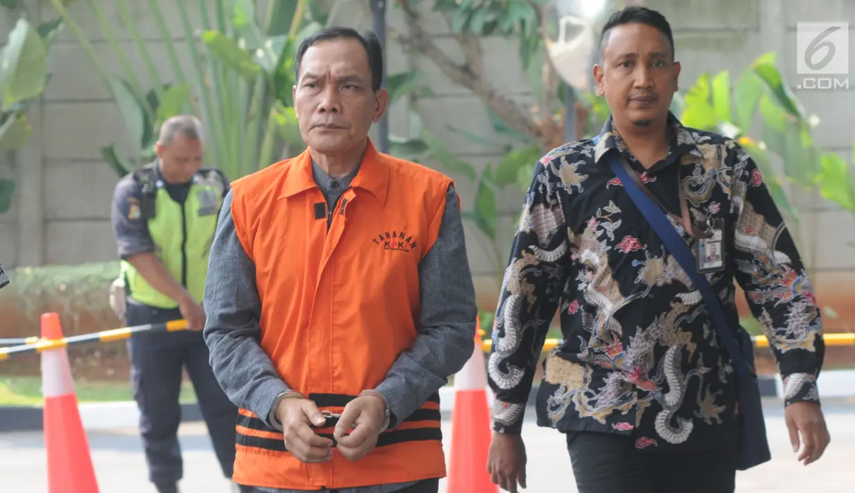Hakim Pengadilan Negeri Balikpapan nonaktif Kayat berjalan akan menjalani pemeriksaan oleh penyidik di Gedung KPK, Jakarta, Kamis (01/08/2019). Kayat diperiksa sebagai tersangka terkait suap memengaruhi vonis bebas sudarman yang menjadi terdakwa dalam kasus pemalsuan surat.merdeka.com/dwi narwoko